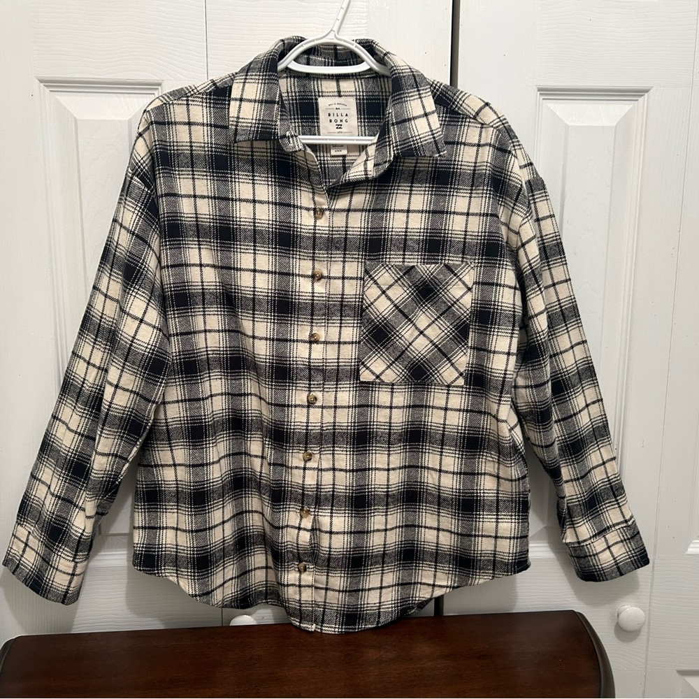 Billabong Women’s Black & White long sleeved flannel shirt